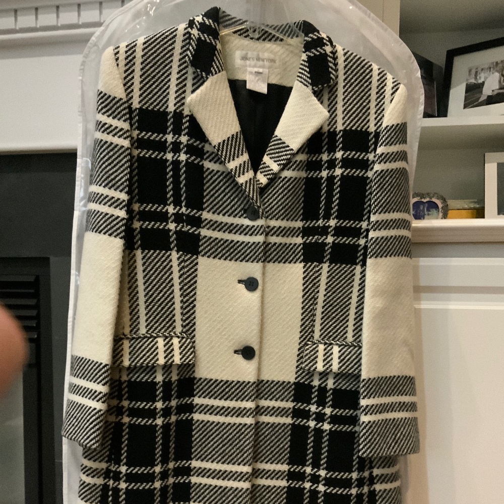 Jones New York size 8 light winter coat with oversize black and cream print